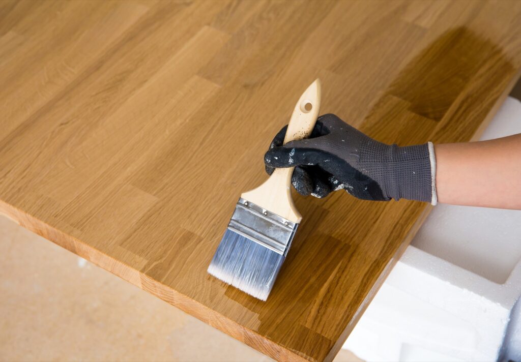 Application de lasure sur boiserie